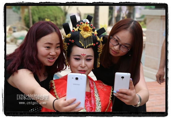 6月19日，端午節(jié)的前一天，甘肅平?jīng)鍪嗅轻紖^(qū)南山公園澳廈麗灣小區(qū)“邀請”唐朝被譽為四大美女之一的“楊貴妃”前來與市民見面，共度“端午佳節(jié)”。期間，“貴妃娘娘”由一名解說人員做向?qū)?，與小區(qū)居民一同游玩、賞景、互敬酒水、合影留念，并現(xiàn)場贈送大人小孩粽子、香包和糖果。