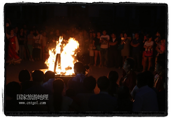 甘肅平?jīng)鍪嗅轻脊沛?zhèn)舉辦了篝火晚會，1000余名市民參與其中，大家載歌載舞，在歡快熱鬧的氣氛中為每一位父親送祝福。父親節(jié)（Father's Day），顧名思義是感恩父親的節(jié)日。約始于二十世紀初，起源于美國，現(xiàn)已廣泛流傳于世界各地，節(jié)日日期因地域而存在差異。