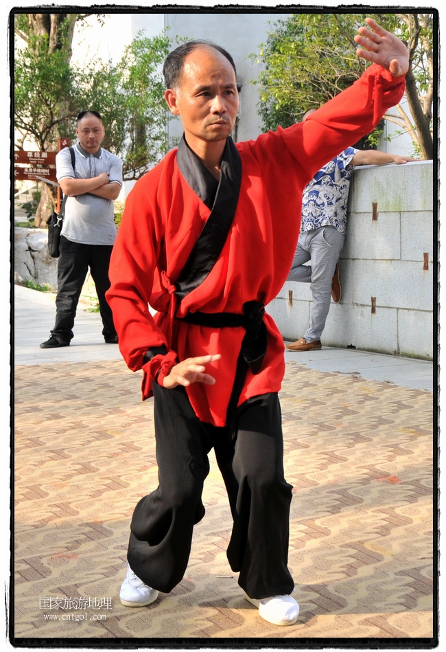 6月20日，小朋友們和中國(guó)武術(shù)愛(ài)好者們?cè)诮魇℃脑纯h熹園景區(qū)表演中國(guó)傳統(tǒng)的中國(guó)武術(shù)功夫，吸引許多游人前來(lái)駐足觀看。當(dāng)日是中國(guó)傳統(tǒng)的端午節(jié)，江西省婺源縣的中國(guó)武術(shù)愛(ài)好者們通過(guò)表演中國(guó)武術(shù)功夫，打太極，表演了少林棍、硬氣功、自選拳等少林寺功夫，讓孩子們從小學(xué)習(xí)中國(guó)武術(shù)，傳承中國(guó)武德，感受先人過(guò)端午的氛圍。