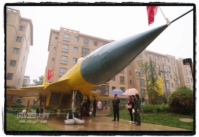 小區(qū)突然出現(xiàn)“飛機(jī)坦克”，其中殲15艦載戰(zhàn)斗機(jī)一架、99式主戰(zhàn)坦克一輛、武直-10武裝直升機(jī)一架，吸引了眾多市民雨中圍觀、合影。