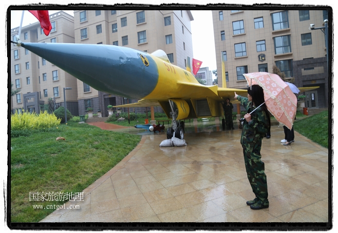 小區(qū)突然出現(xiàn)“飛機(jī)坦克”，其中殲15艦載戰(zhàn)斗機(jī)一架、99式主戰(zhàn)坦克一輛、武直-10武裝直升機(jī)一架，吸引了眾多市民雨中圍觀、合影。