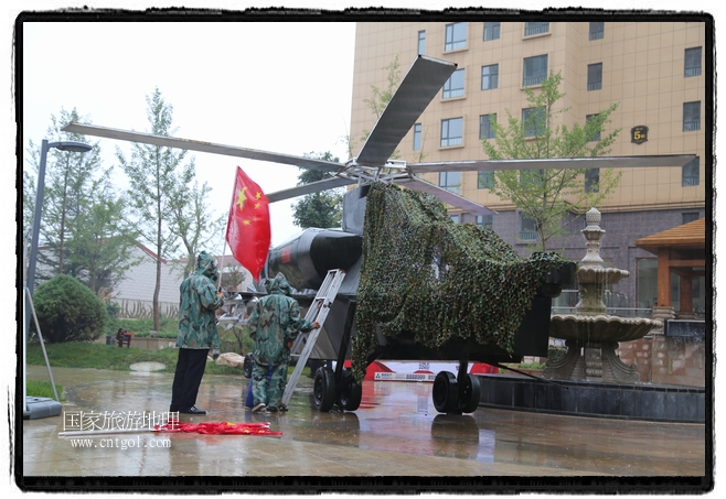 小區(qū)突然出現(xiàn)“飛機(jī)坦克”，其中殲15艦載戰(zhàn)斗機(jī)一架、99式主戰(zhàn)坦克一輛、武直-10武裝直升機(jī)一架，吸引了眾多市民雨中圍觀、合影。
