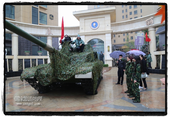 小區(qū)突然出現(xiàn)“飛機(jī)坦克”，其中殲15艦載戰(zhàn)斗機(jī)一架、99式主戰(zhàn)坦克一輛、武直-10武裝直升機(jī)一架，吸引了眾多市民雨中圍觀、合影。