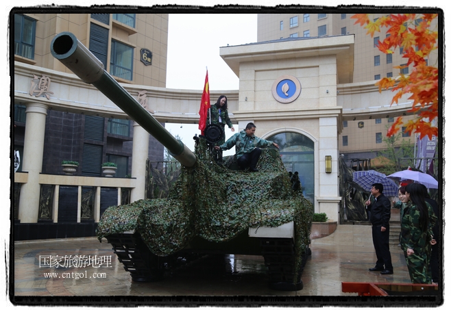 小區(qū)突然出現(xiàn)“飛機(jī)坦克”，其中殲15艦載戰(zhàn)斗機(jī)一架、99式主戰(zhàn)坦克一輛、武直-10武裝直升機(jī)一架，吸引了眾多市民雨中圍觀、合影。