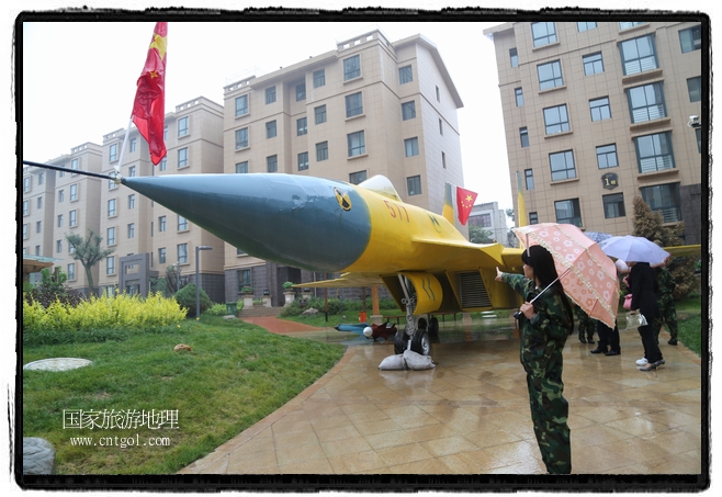 小區(qū)突然出現(xiàn)“飛機(jī)坦克”，其中殲15艦載戰(zhàn)斗機(jī)一架、99式主戰(zhàn)坦克一輛、武直-10武裝直升機(jī)一架，吸引了眾多市民雨中圍觀、合影。