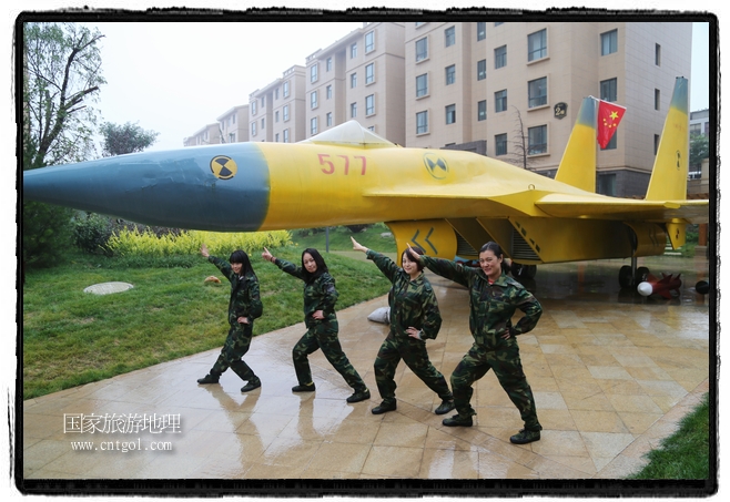 小區(qū)突然出現(xiàn)“飛機(jī)坦克”，其中殲15艦載戰(zhàn)斗機(jī)一架、99式主戰(zhàn)坦克一輛、武直-10武裝直升機(jī)一架，吸引了眾多市民雨中圍觀、合影。