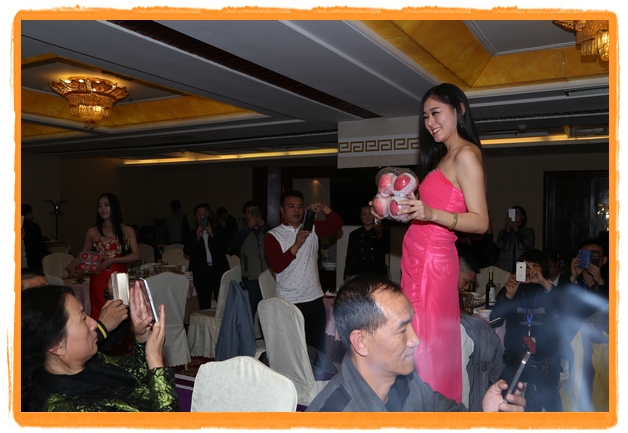 甘肅平涼：妙齡妹子表演T臺秀 不秀身材秀“金果”（圖）