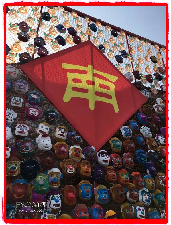 中國規(guī)模最大的猴面具彩繪在南潯古鎮(zhèn)展示。猴子真是今年最紅的動物。 