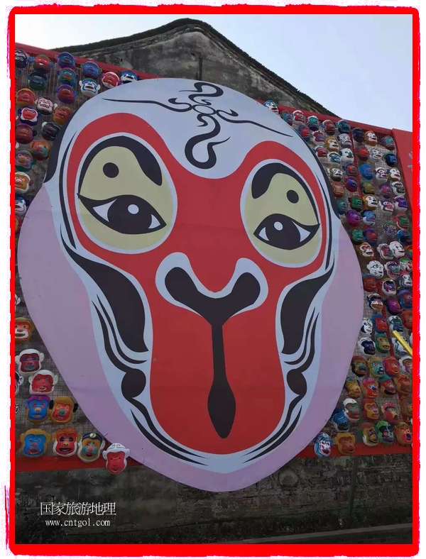 中國規(guī)模最大的猴面具彩繪在南潯古鎮(zhèn)展示。猴子真是今年最紅的動物。 