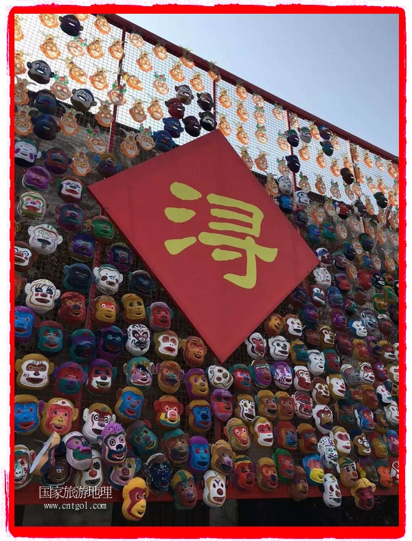 中國規(guī)模最大的猴面具彩繪在南潯古鎮(zhèn)展示。猴子真是今年最紅的動物。 