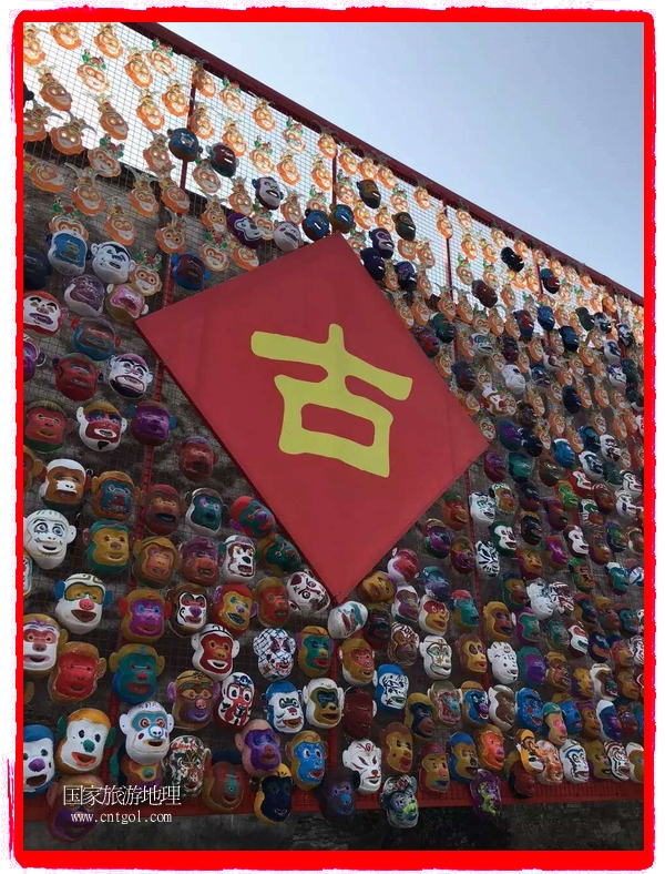 中國規(guī)模最大的猴面具彩繪在南潯古鎮(zhèn)展示。猴子真是今年最紅的動物。 
