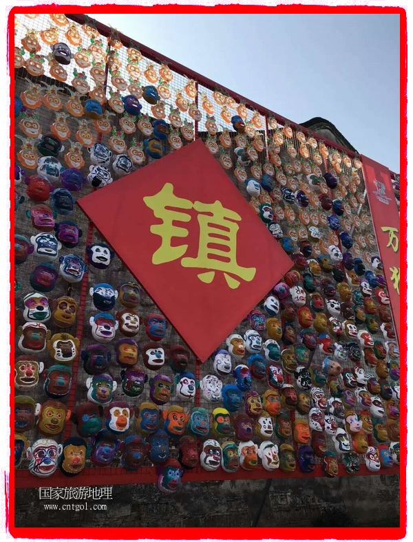 中國規(guī)模最大的猴面具彩繪在南潯古鎮(zhèn)展示。猴子真是今年最紅的動物。 
