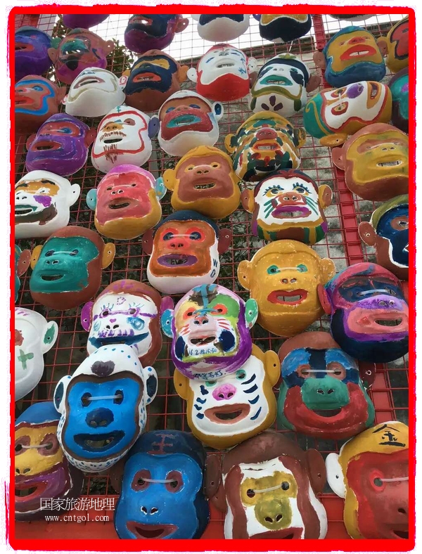 中國規(guī)模最大的猴面具彩繪在南潯古鎮(zhèn)展示。猴子真是今年最紅的動物。 