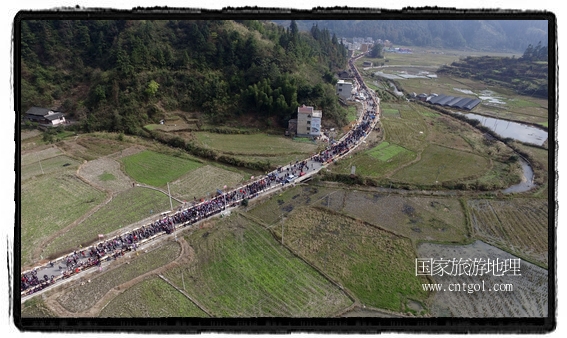 1700桌合攏宴，總長3.7公里，10380人同桌就餐，創(chuàng)歷史之最